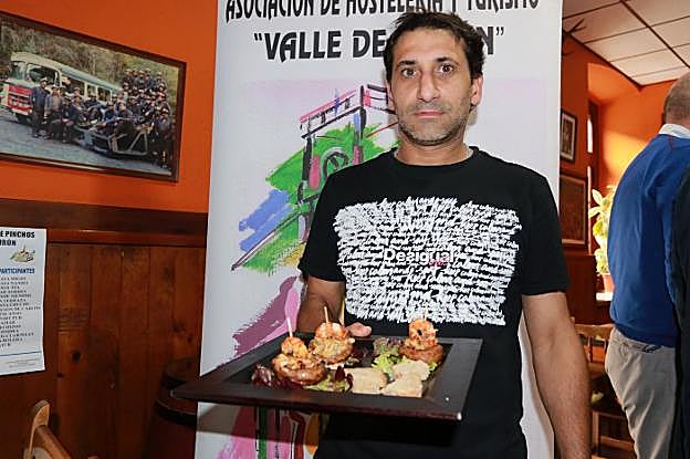 Julio Iglesias, de Casa Ita, con su pincho. 