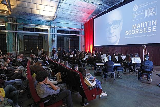 La Orquesta de Cámara ds Siero acompañó la proyección de 'Toro Salvaje' en la fábrica de armas de la Vega.