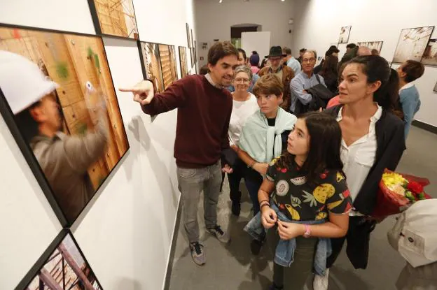 El comisario de la exposición explica su contenido a la familia de Jesús Uriarte, que le acompañó.