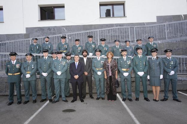 Enrique Riestra y Antonio Mínguez, en el centro, durante el acto del puesto de Llanes. 