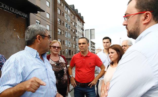 Iván Fernández y Adriana Lastra junto a vecinos de la zona. 