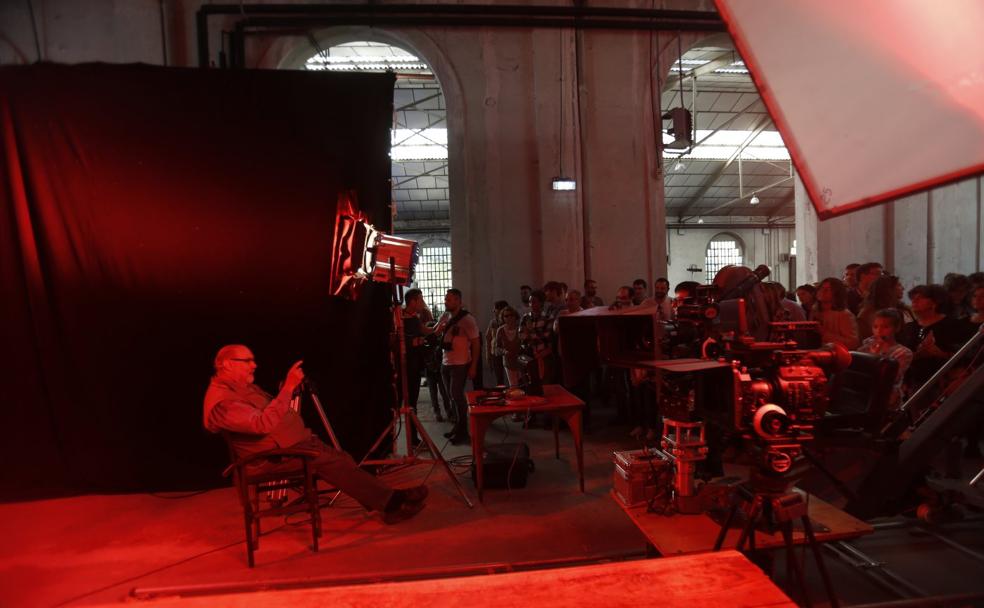 Carlos Suárez ofrece las claves de la 'Fórmula Scorsese'. Arriba, un set de rodaje de 'Taxi driver', el vermú presidido por la imagen del cineasta y la Big Band.