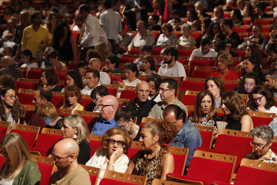 Ana Martínez, Rocío Fernández, Paula Rodríguez y Sonia Camblor fueron las encargadas de llevar el coche antes de la proyección de la película de,l cineasta, haciendo paradas en El Molinón, la Feria de Muestras, el Botánico, las 'Letronas', la estatua de Pelayo, el árbol de la sidra y, cómo no, la playa de San Lorenzo.