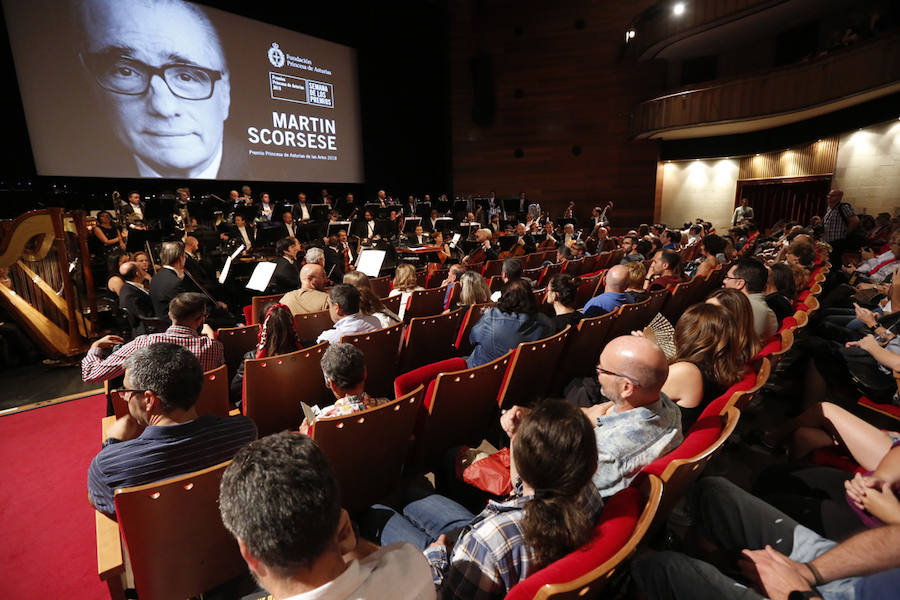 Ana Martínez, Rocío Fernández, Paula Rodríguez y Sonia Camblor fueron las encargadas de llevar el coche antes de la proyección de la película de,l cineasta, haciendo paradas en El Molinón, la Feria de Muestras, el Botánico, las 'Letronas', la estatua de Pelayo, el árbol de la sidra y, cómo no, la playa de San Lorenzo.
