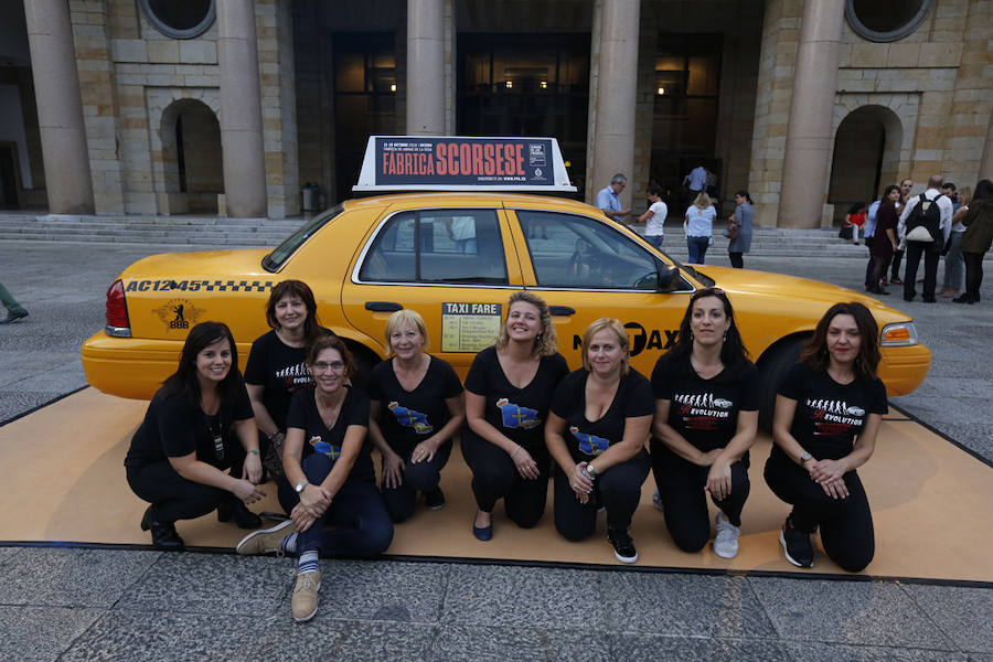 Ana Martínez, Rocío Fernández, Paula Rodríguez y Sonia Camblor fueron las encargadas de llevar el coche antes de la proyección de la película de,l cineasta, haciendo paradas en El Molinón, la Feria de Muestras, el Botánico, las 'Letronas', la estatua de Pelayo, el árbol de la sidra y, cómo no, la playa de San Lorenzo.