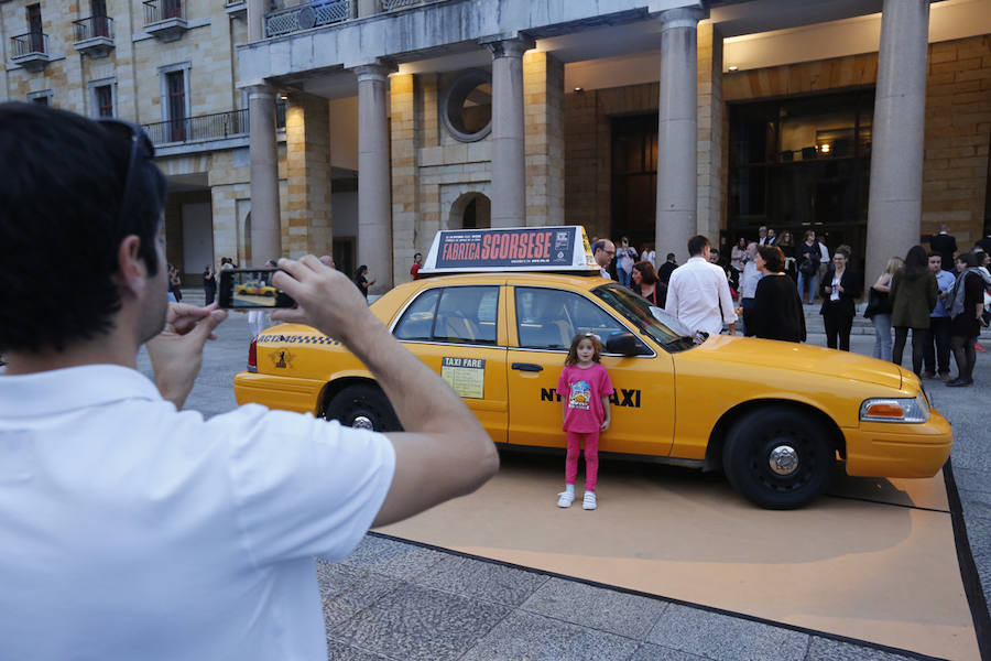 Ana Martínez, Rocío Fernández, Paula Rodríguez y Sonia Camblor fueron las encargadas de llevar el coche antes de la proyección de la película de,l cineasta, haciendo paradas en El Molinón, la Feria de Muestras, el Botánico, las 'Letronas', la estatua de Pelayo, el árbol de la sidra y, cómo no, la playa de San Lorenzo.
