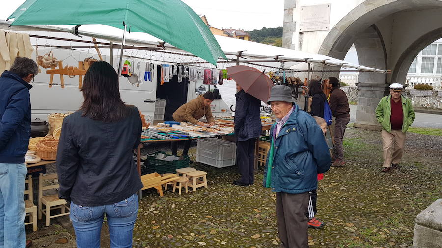 Soto de Luiña celebra 'El mercadín' con expositores de productos del campo 