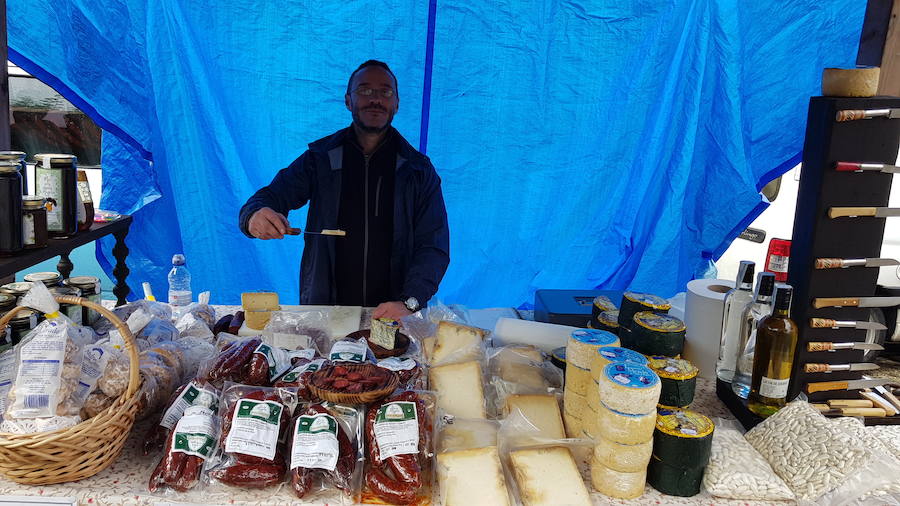 Soto de Luiña celebra 'El mercadín' con expositores de productos del campo 