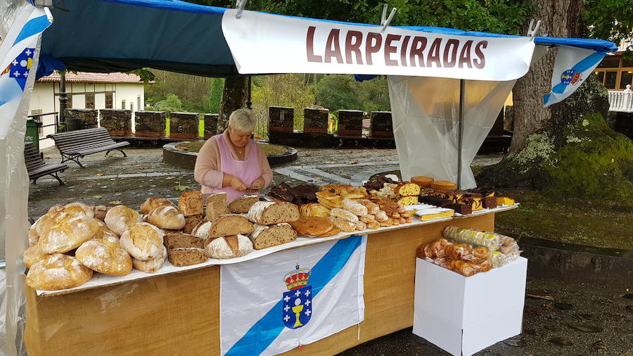 Soto de Luiña celebra 'El mercadín' con expositores de productos del campo 