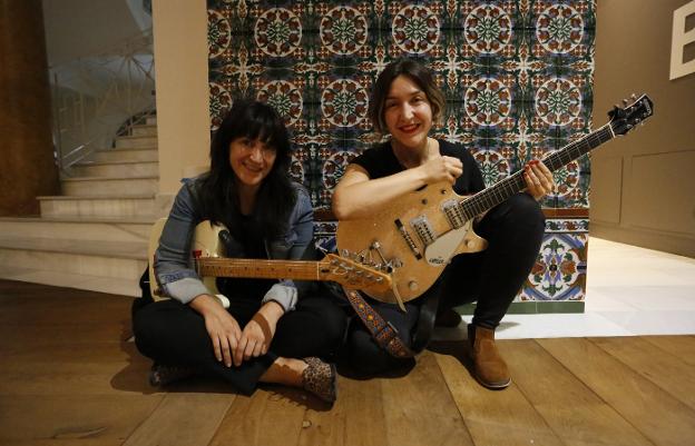 Mar y Alicia Álvarez, armadas con sus instrumentos. 