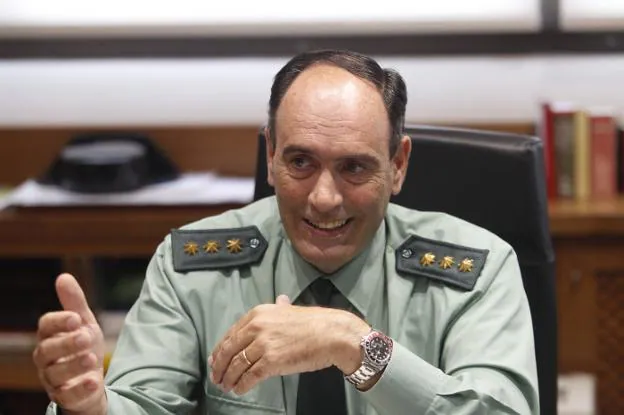 El coronel jefe de la zona XIV, Francisco Javier Almiñana, en su despacho del acuartelamiento de Rubín, en Oviedo. 
