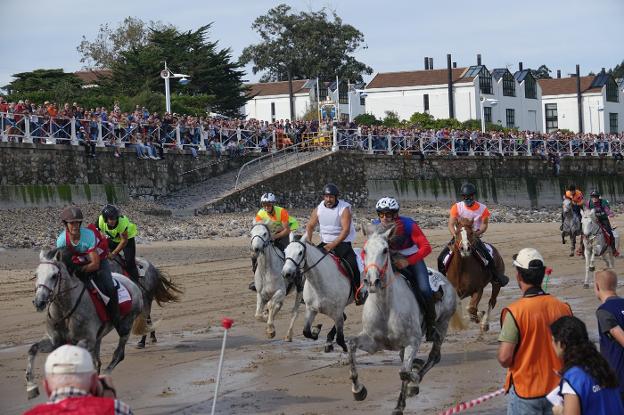 Las Carreras de Caballos de Ribadesella congregaron a un numeroso público en el arenal de Santa Marina. 
