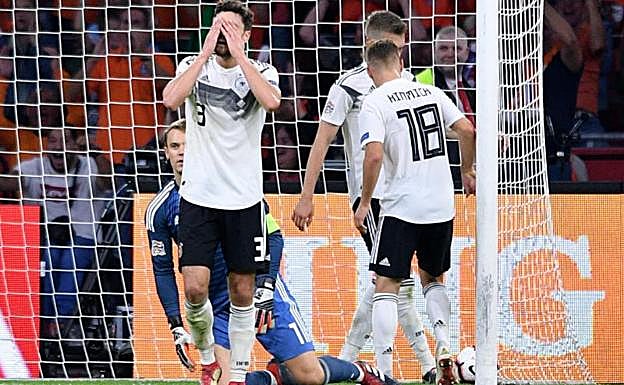Los jugadores alemanes lamentándose ante el gol de Holanda