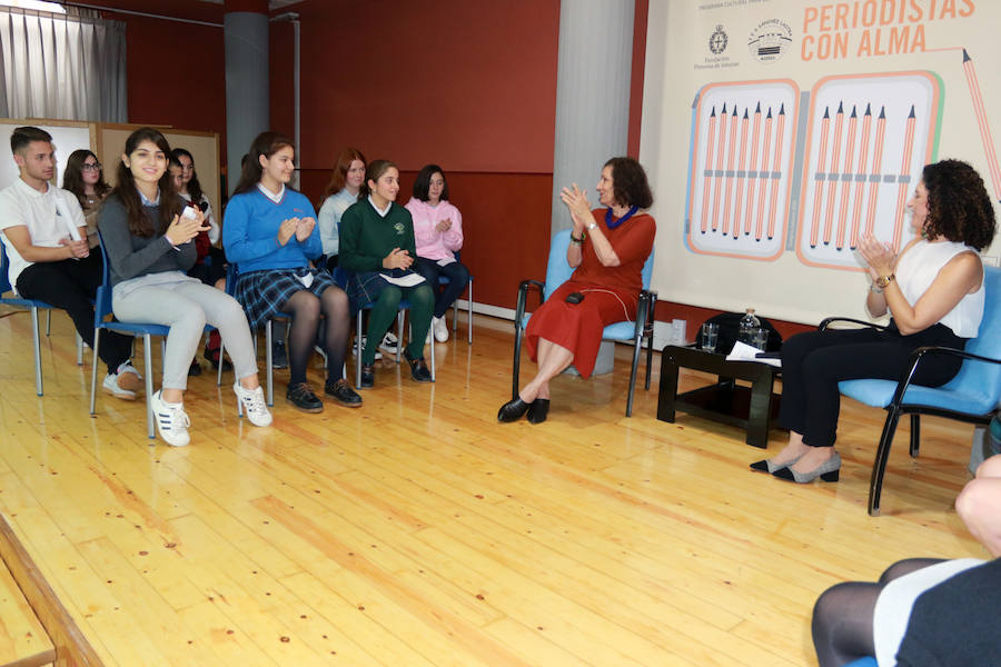 Los alumnos elaboraron 46 periódicos que le mostraron a la Premio Princesa de Comunicación y Humanidades y también tuvieron la oportunidad de entrevistarla