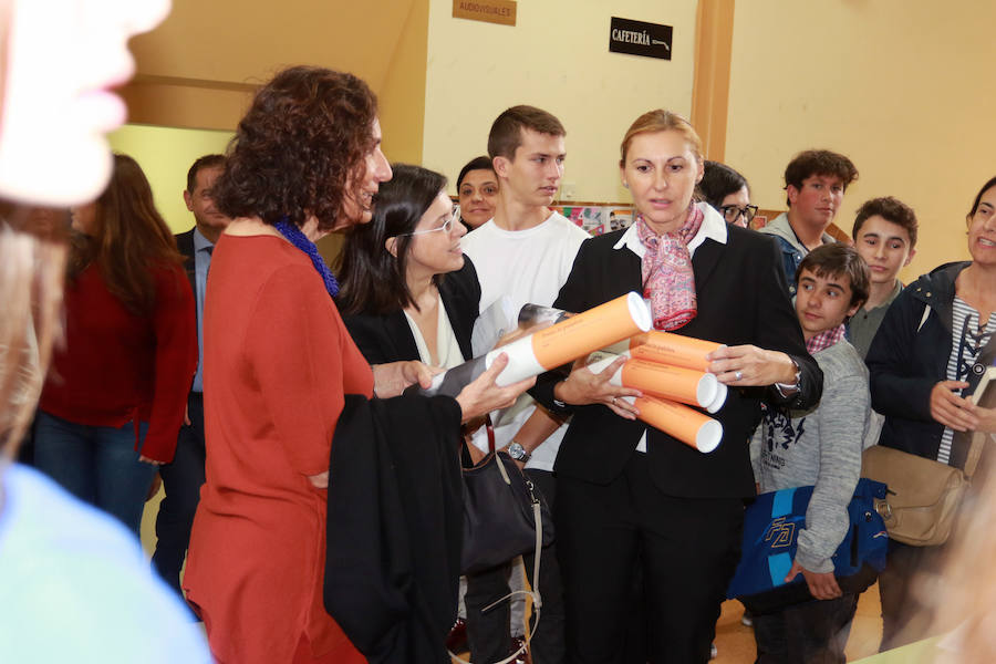 Los alumnos elaboraron 46 periódicos que le mostraron a la Premio Princesa de Comunicación y Humanidades y también tuvieron la oportunidad de entrevistarla