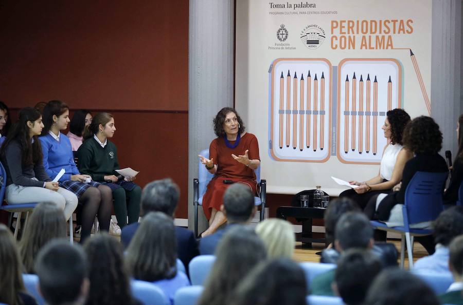 Los alumnos elaboraron 46 periódicos que le mostraron a la Premio Princesa de Comunicación y Humanidades y también tuvieron la oportunidad de entrevistarla