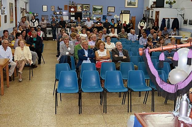 Público que acudió al centro social de La Nueva para escuchar a los intérpretes. 