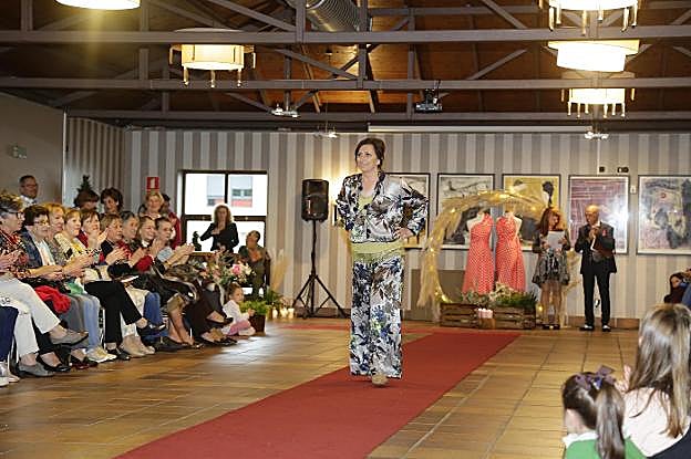 Un momento del desfile en Cangas de Onís. :: NEL ACEBAL