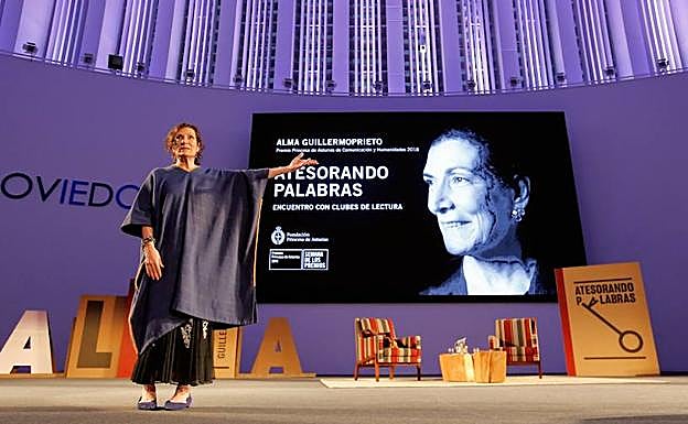 Alma Guillermoprieto durante el encuentro con los miembros de clubes de lectura.