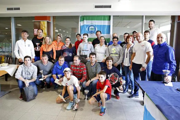 Los vencedores del Torneo Santa Olaya posan con sus trofeos. 