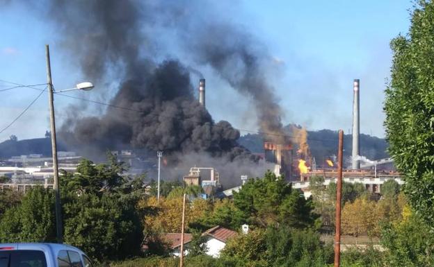 Imagen. Las llamas provocaron una densa humareda, visible desde toda la ciudad.