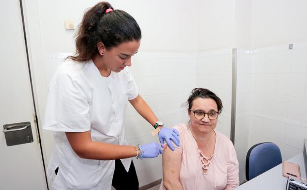 Una enfermera del centro de salud Severo Ochoa, en Gijón, vacuna a la directora de Atención Sanitaria del Área V, Begoña Martínez Argüelles. 