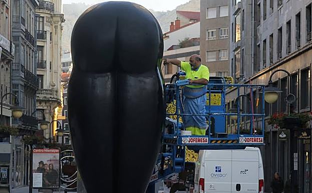 Un empleado municipal acondiciona la escultura 'Culis Monumentalibus'.