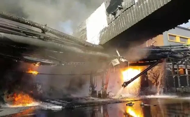 Vídeos: las impresionantes imágenes del incendio de Arcelor en Avilés