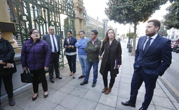 Representantes de la plataforma Stansted - Asturias y portavoces de los grupos políticos frente a la Junta General.