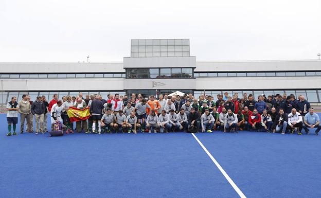 Parte de los equipos participantes en el I Torneo de Papis posan antes de la entrega de premios.