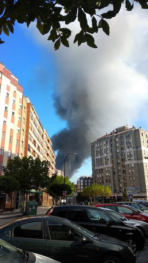 Un incendio en las instalaciones de baterías de cok de ArcelorMittal ha provocado una intensa humareda negra que cubre toda la ciudad