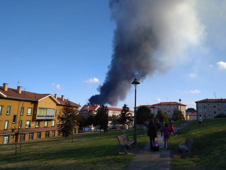 Un incendio en las instalaciones de baterías de cok de ArcelorMittal ha provocado una intensa humareda negra que cubre toda la ciudad