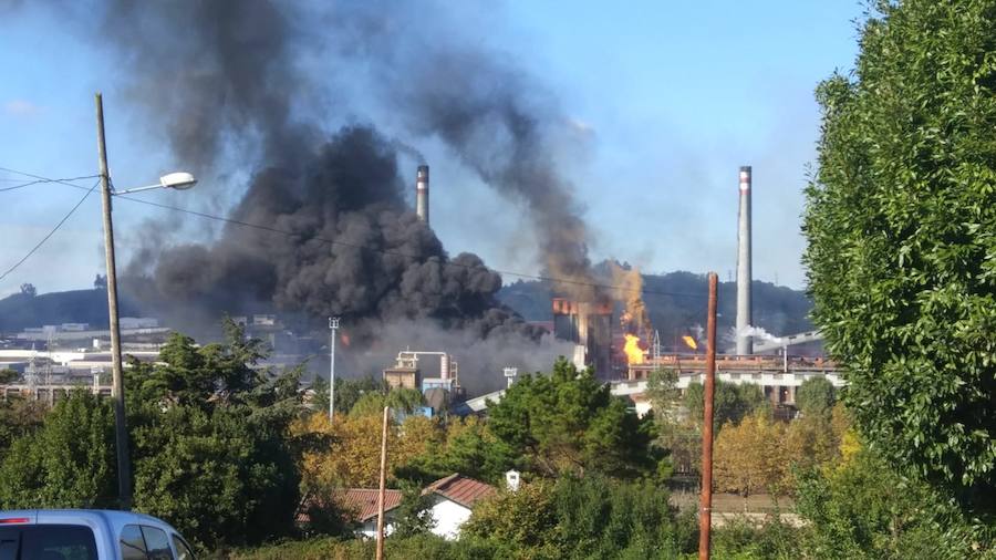 Un incendio en las instalaciones de baterías de cok de ArcelorMittal ha provocado una intensa humareda negra que cubre toda la ciudad