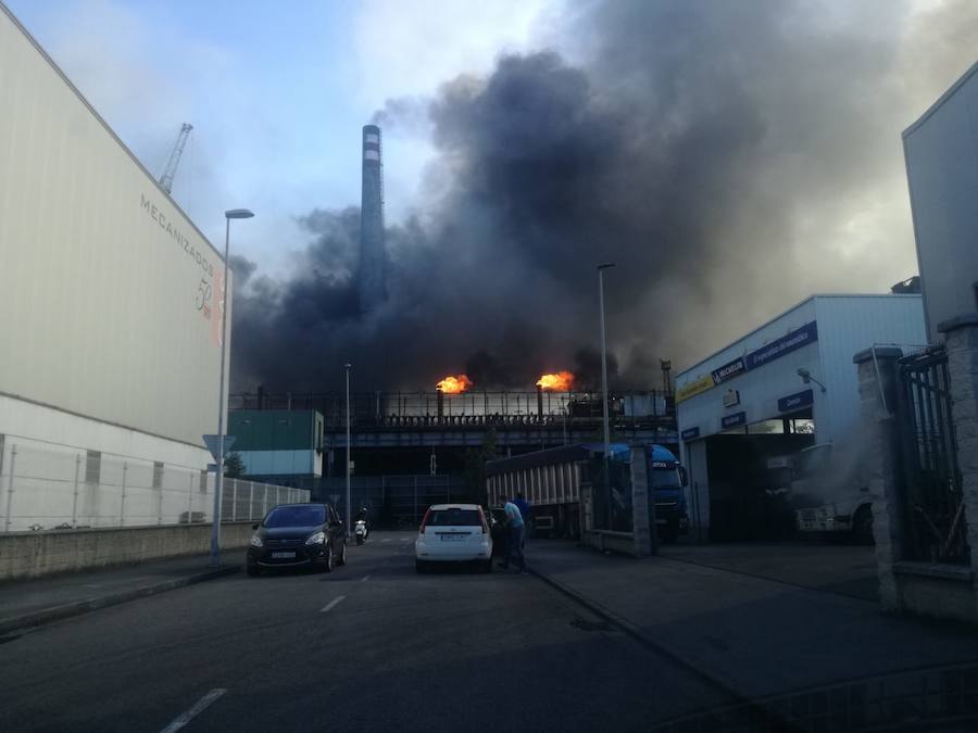 Un incendio en las instalaciones de baterías de cok de ArcelorMittal ha provocado una intensa humareda negra que cubre toda la ciudad