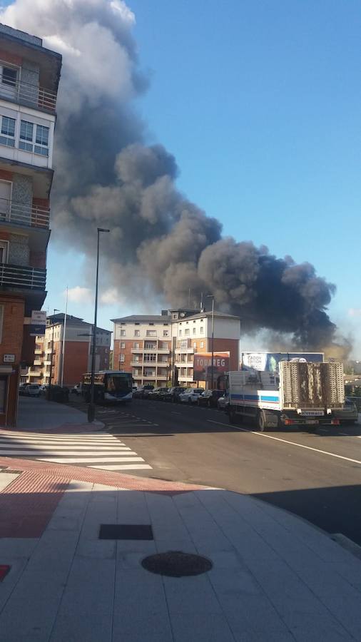 Un incendio en las instalaciones de baterías de cok de ArcelorMittal ha provocado una intensa humareda negra que cubre toda la ciudad