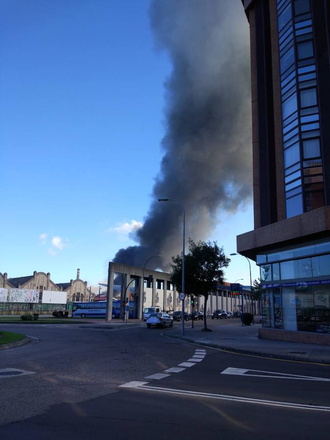 Un incendio en las instalaciones de baterías de cok de ArcelorMittal ha provocado una intensa humareda negra que cubre toda la ciudad