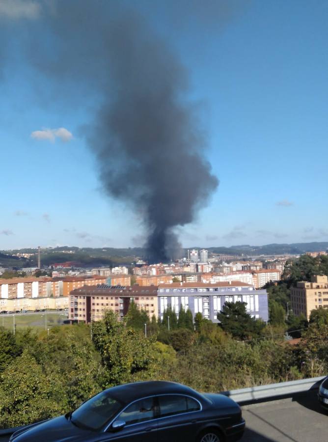 Un incendio en las instalaciones de baterías de cok de ArcelorMittal ha provocado una intensa humareda negra que cubre toda la ciudad