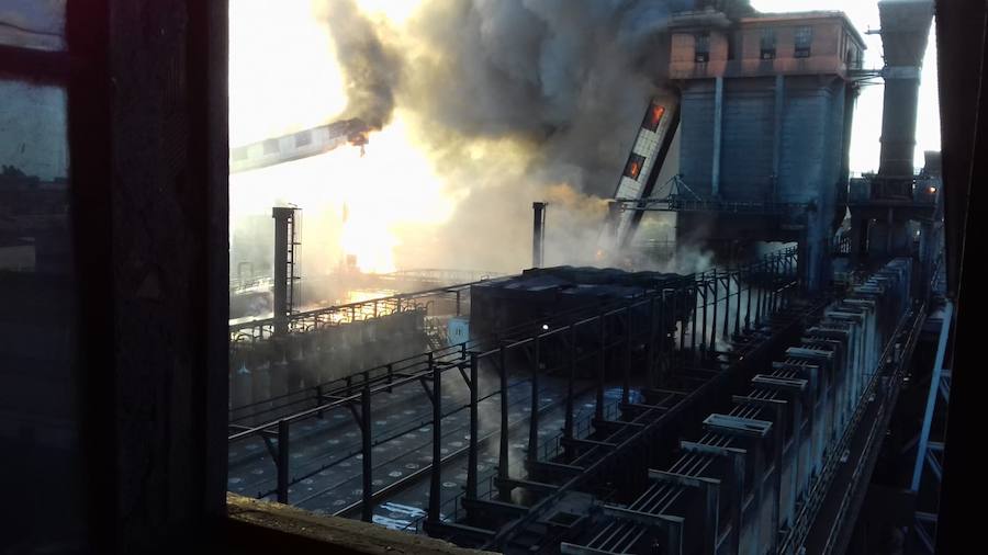 Un incendio en las instalaciones de baterías de cok de ArcelorMittal ha provocado una intensa humareda negra que cubre toda la ciudad