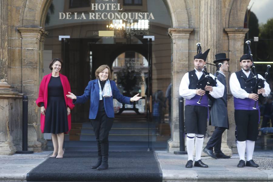 La bióloga marina, exploradora y autora de diversos documentales galardonada con el Premio Princesa de la Concordia 2018, salió a saludar efusivamente a los medios y a los curiosos, acompañada de la directora de la Fundación, Teresa Sanjurjo, al tiempo en que la banda de gaitas El Gumial interpretaba su repertorio