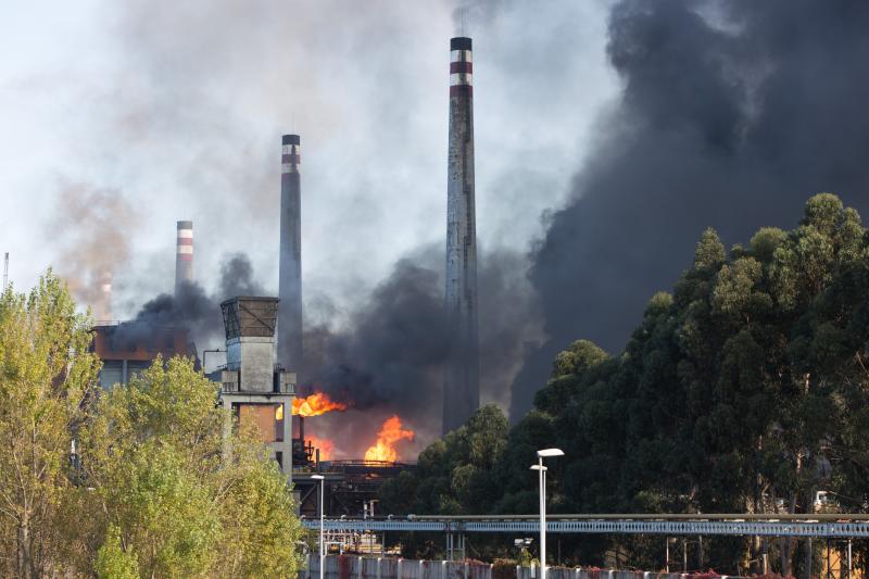 Un incendio en las instalaciones de baterías de cok de ArcelorMittal ha provocado una intensa humareda negra que cubre toda la ciudad