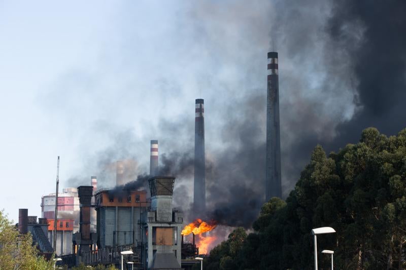 Un incendio en las instalaciones de baterías de cok de ArcelorMittal ha provocado una intensa humareda negra que cubre toda la ciudad