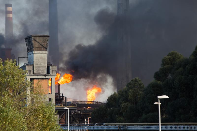 Un incendio en las instalaciones de baterías de cok de ArcelorMittal ha provocado una intensa humareda negra que cubre toda la ciudad