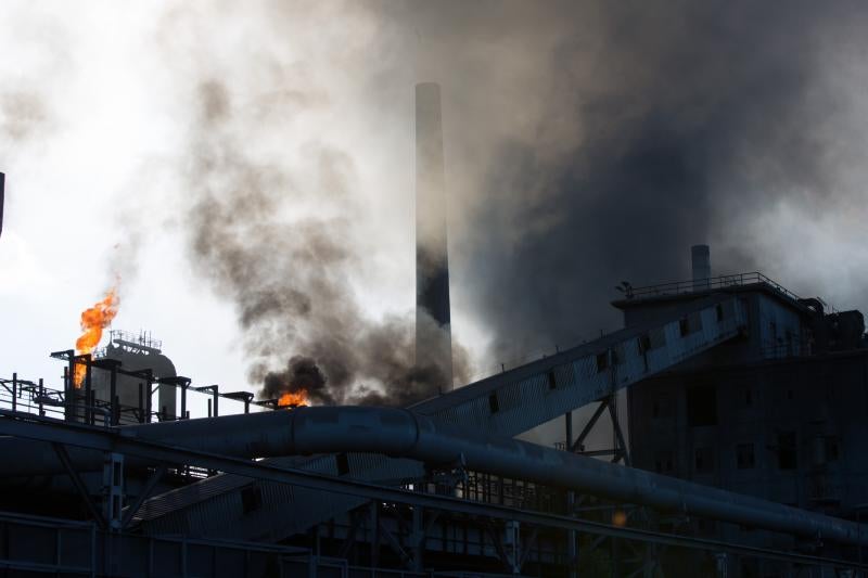 Un incendio en las instalaciones de baterías de cok de ArcelorMittal ha provocado una intensa humareda negra que cubre toda la ciudad