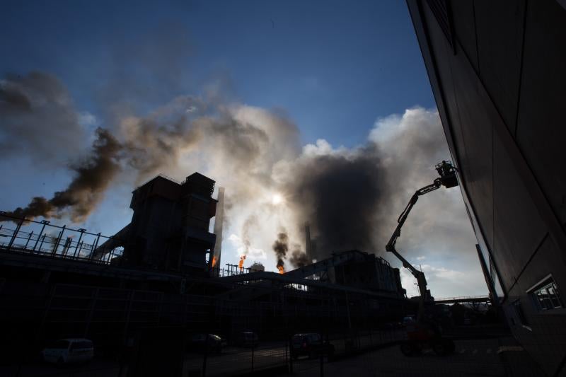 Un incendio en las instalaciones de baterías de cok de ArcelorMittal ha provocado una intensa humareda negra que cubre toda la ciudad