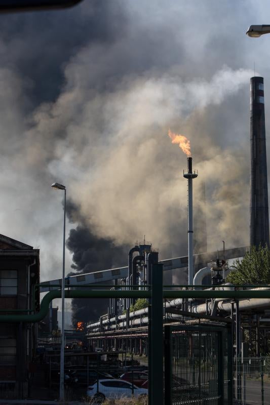 Un incendio en las instalaciones de baterías de cok de ArcelorMittal ha provocado una intensa humareda negra que cubre toda la ciudad