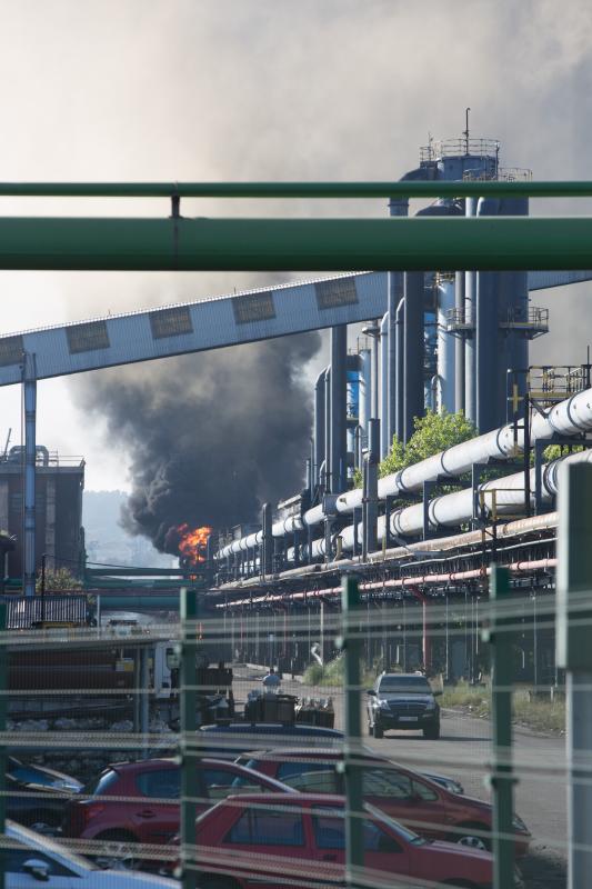 Un incendio en las instalaciones de baterías de cok de ArcelorMittal ha provocado una intensa humareda negra que cubre toda la ciudad