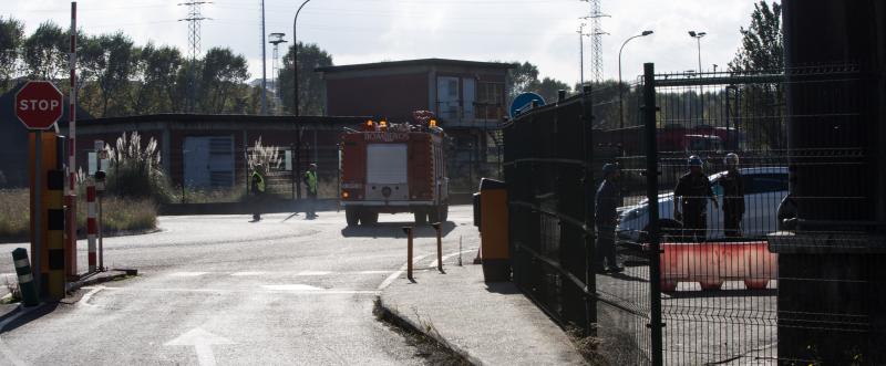 Un incendio en las instalaciones de baterías de cok de ArcelorMittal ha provocado una intensa humareda negra que cubre toda la ciudad