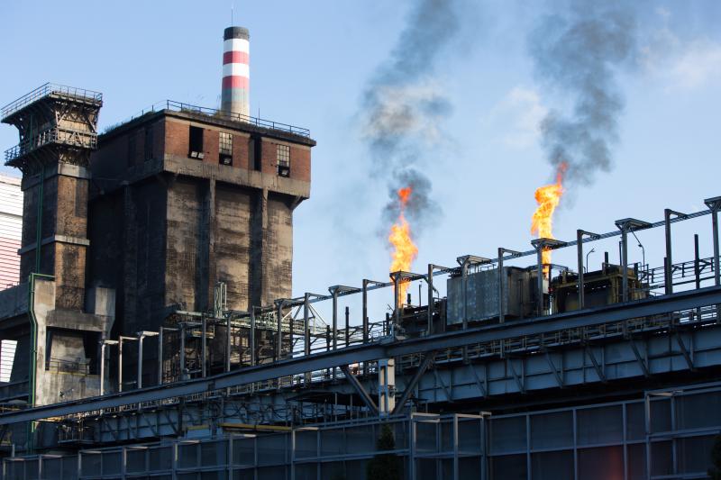 Un incendio en las instalaciones de baterías de cok de ArcelorMittal ha provocado una intensa humareda negra que cubre toda la ciudad