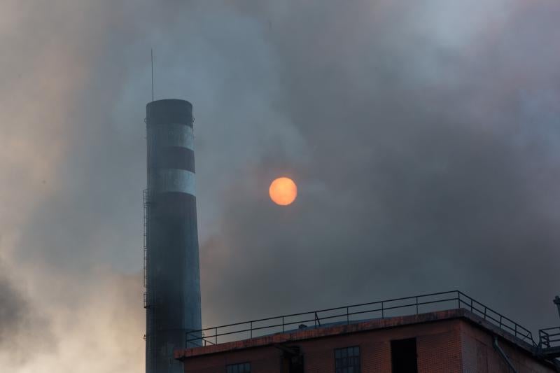 Un incendio en las instalaciones de baterías de cok de ArcelorMittal ha provocado una intensa humareda negra que cubre toda la ciudad