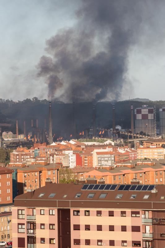 Un incendio en las instalaciones de baterías de cok de ArcelorMittal ha provocado una intensa humareda negra que cubre toda la ciudad